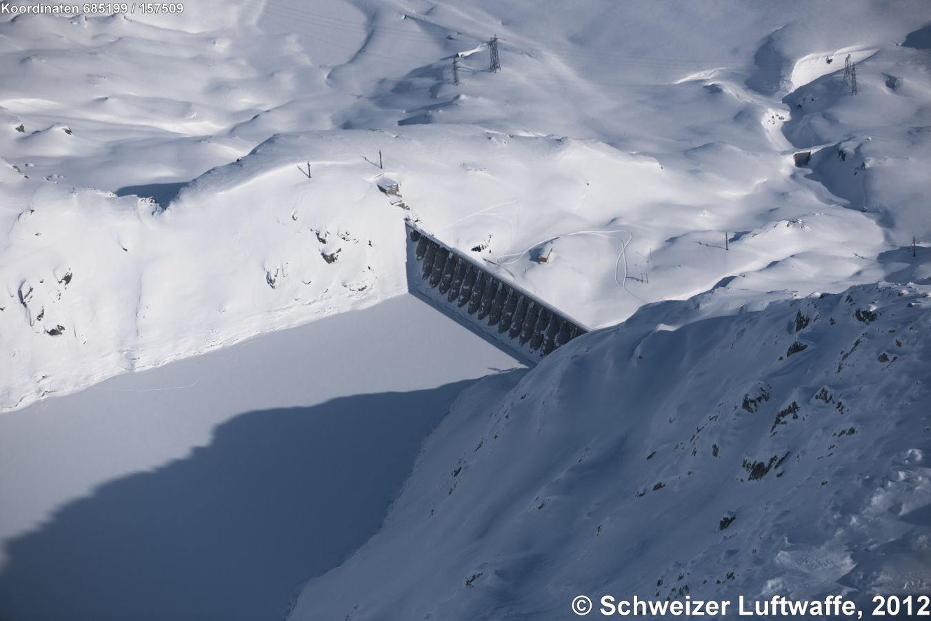 Lago di Lucendro, Position 2'685'186.30, 1'157'585.92 Die 68.5 Meter hohe Gewichtsstaumauer mit einer Kronenlänge von 270 Metern wurde zwischen 1942 und 45 errichtet. Der Stausee fasst 25 Millionen m3 Wasser. Der See liegt nördlich der Wasserscheide am Gotthard. Die Energie wird in der Kraftwerkszentrale Airolo genutzt.